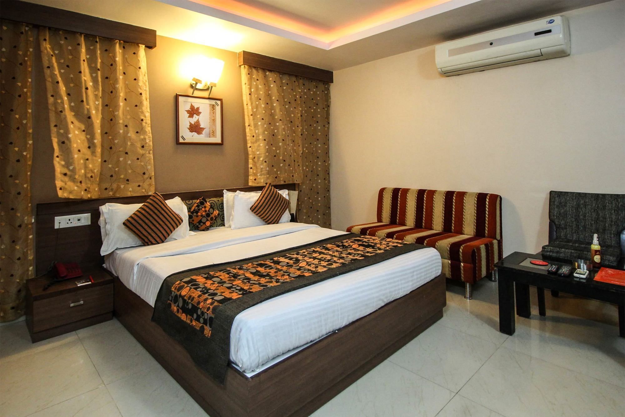 Oyo 4161 Hotel Shailly Inn อาเมดาบัด ภายนอก รูปภาพ