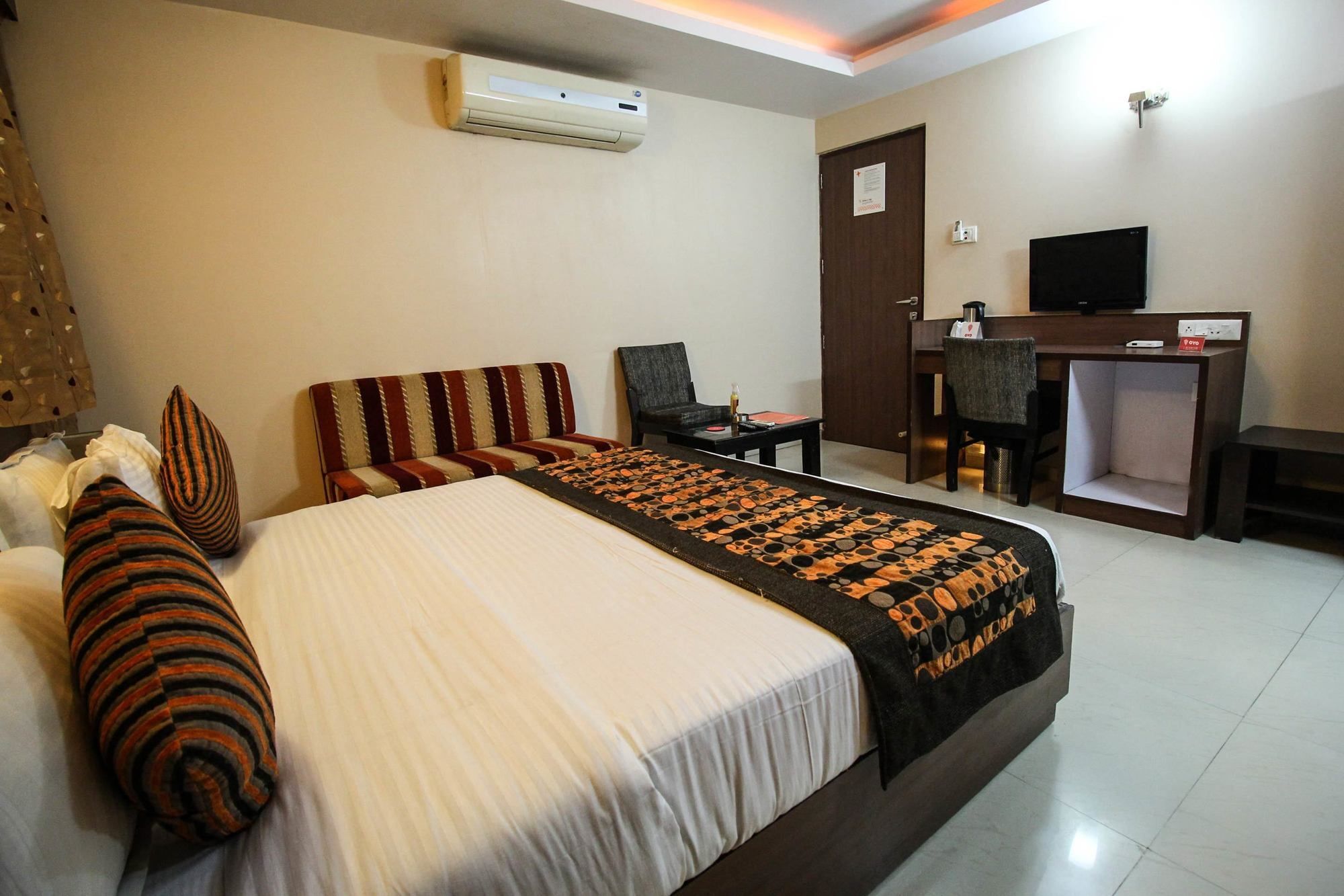 Oyo 4161 Hotel Shailly Inn อาเมดาบัด ภายนอก รูปภาพ