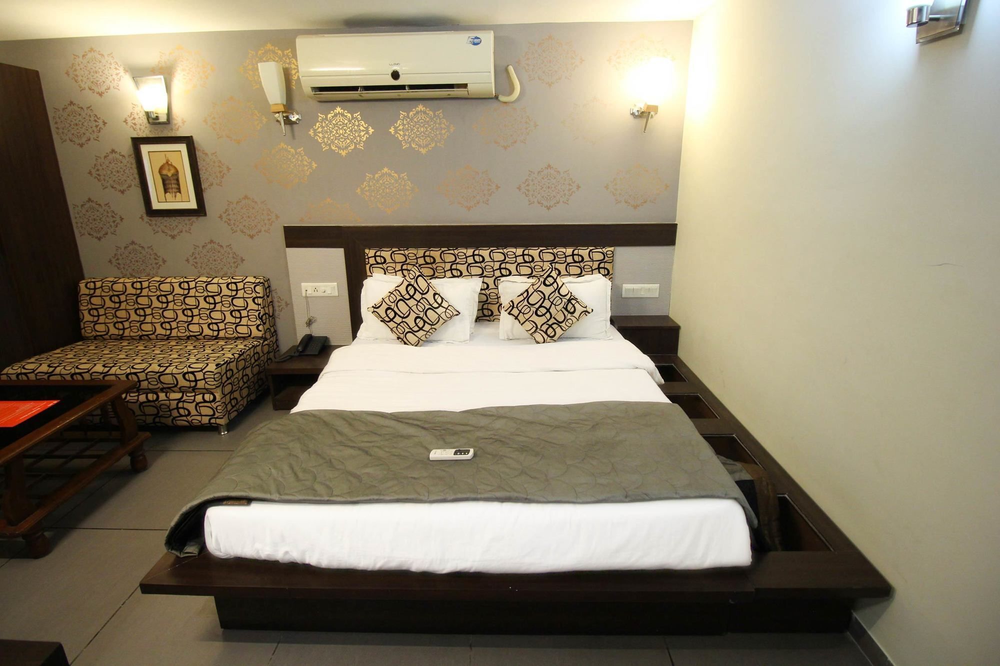 Oyo 4161 Hotel Shailly Inn อาเมดาบัด ภายนอก รูปภาพ